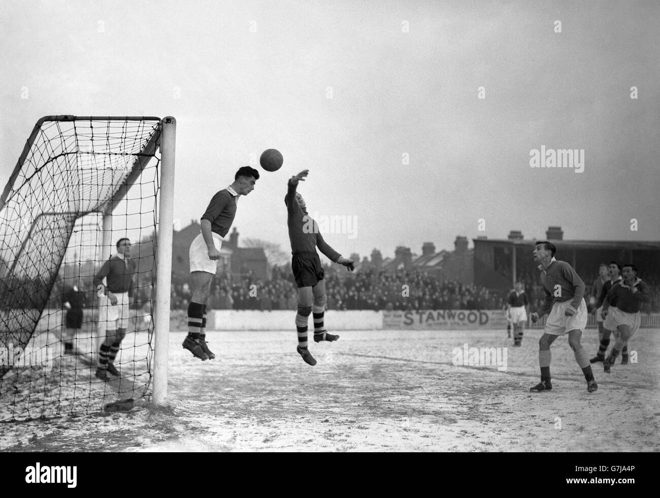 Reading's Edward McLaren (links) und Torwart David Jones. Stockfoto