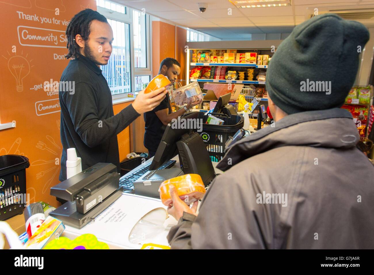Der Gemeinschafts-Supermarkt verkauft überschüssige Lebensmittel. Mitarbeiter betreuen Kunden im Community Supermarket im Westen von Norwood im Süden Londons. Stockfoto