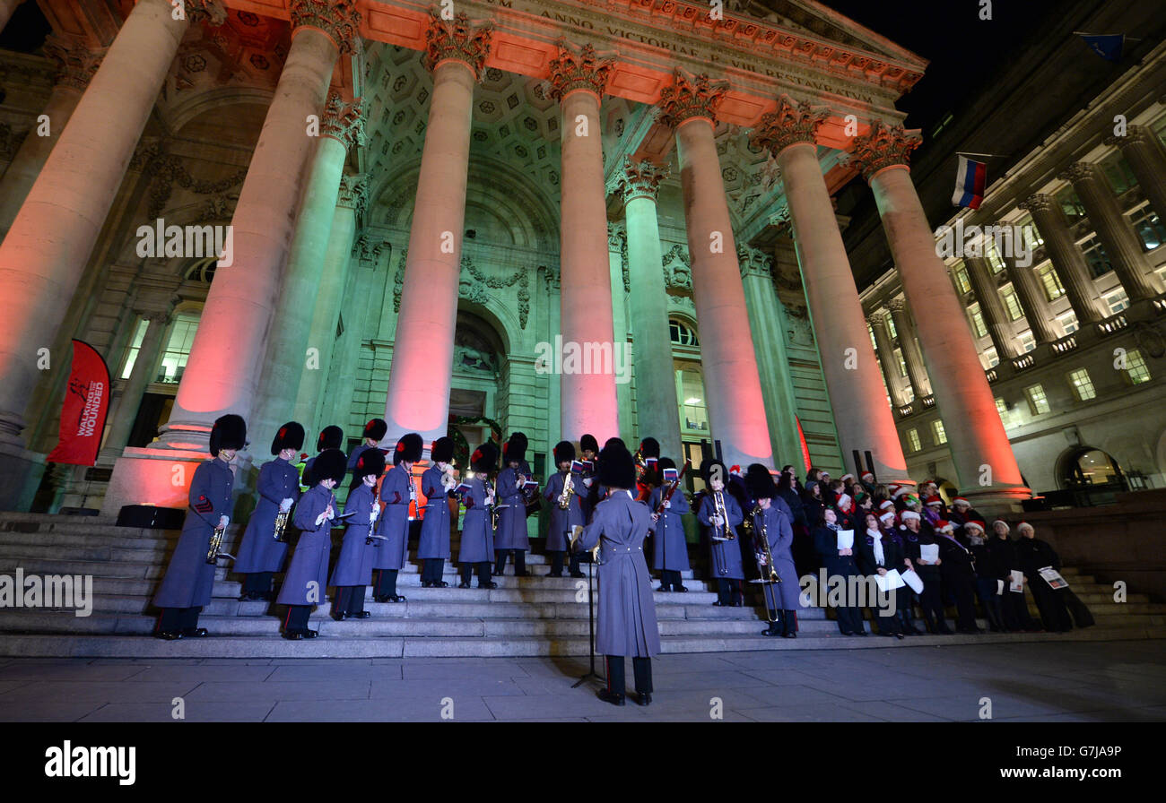 Der Military Wives Choir und die Band der Coldstream Guards treten während des Spazierens mit dem verwundeten Pop-up-Lied vor der Royal Exchange und der Bank of England in London auf. Stockfoto