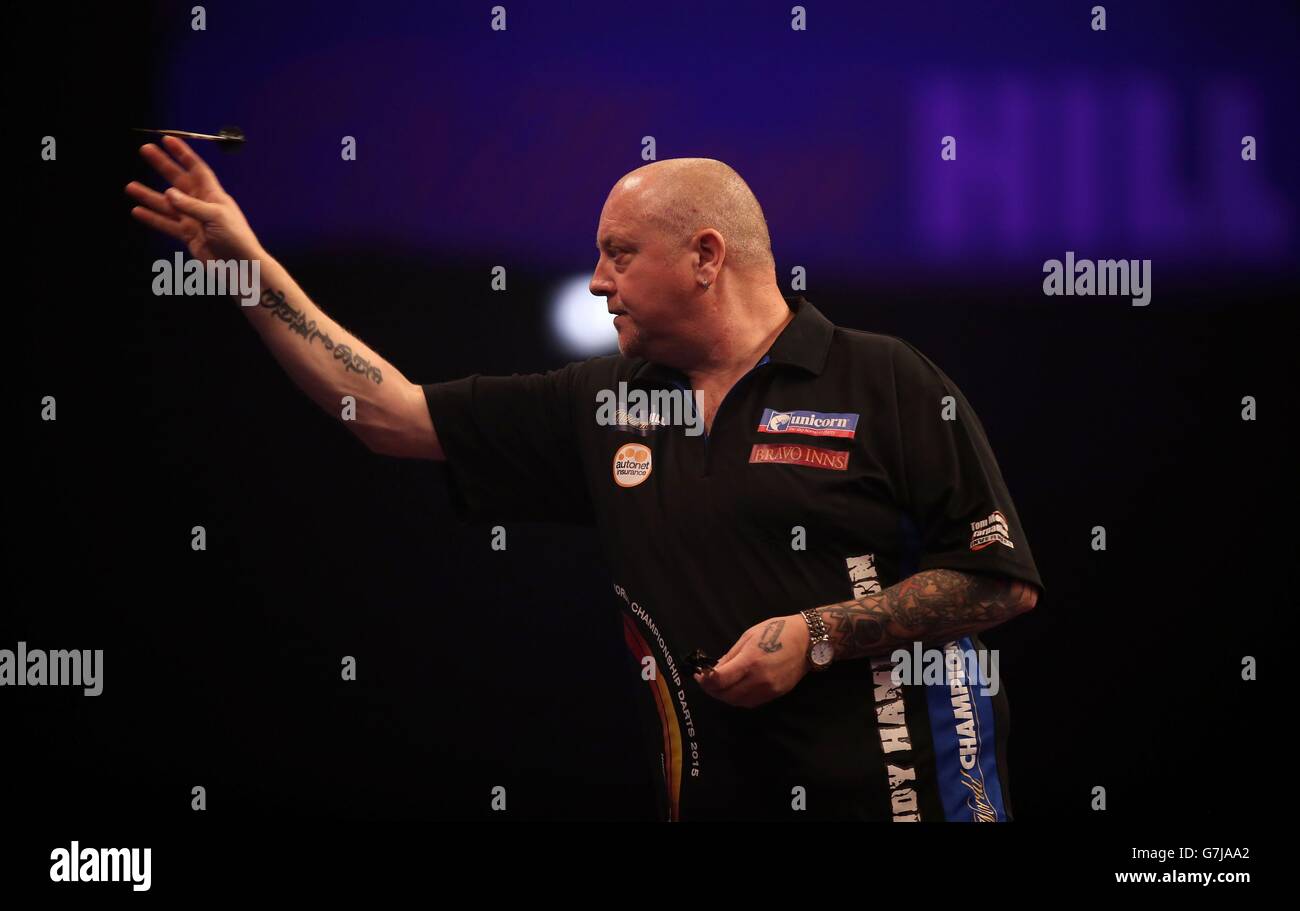 Andy Hamilton während seines Spiels gegen Dave Richardson am zweiten Tag der William Hill World Darts Championship im Alexandra Palace, London. Stockfoto