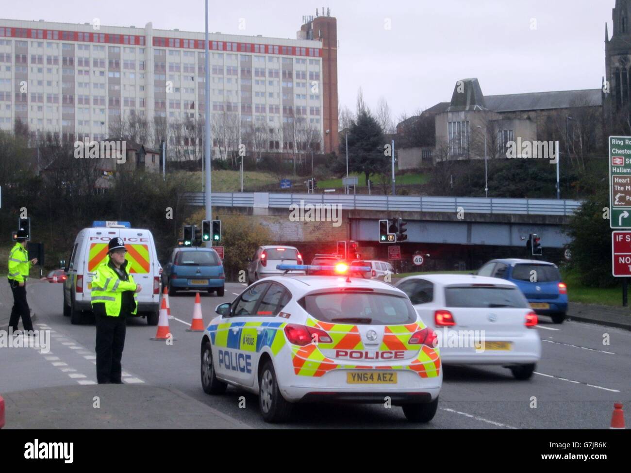 Polizei am Tatort in Derek Dooley Way in Sheffield, nachdem ein junger Mann erschossen und ein weiterer verletzt wurde, als sie in einem Auto im Stadtzentrum saßen. Stockfoto