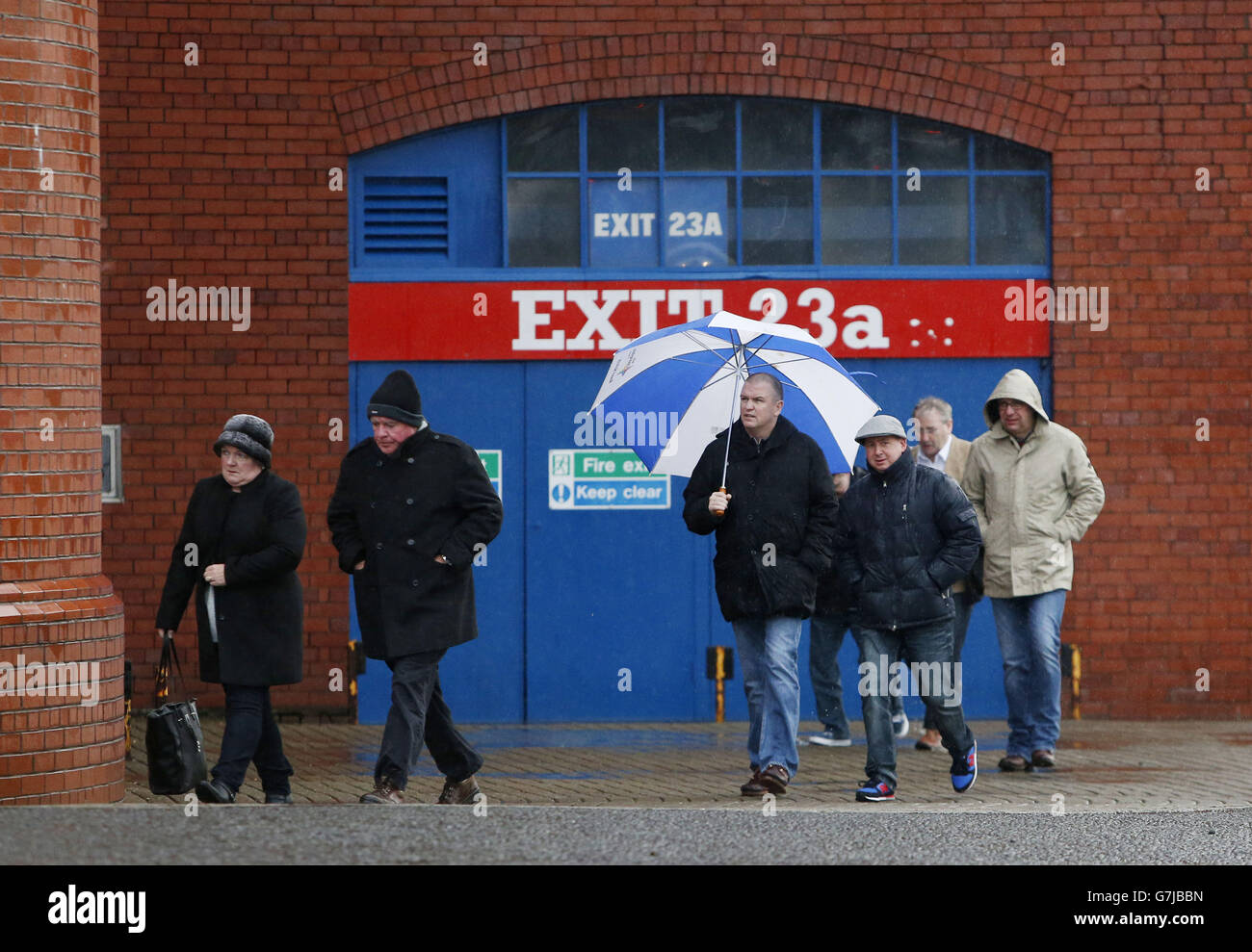 Die Aktionäre kommen vor der Rangers-Hauptversammlung 2014 im Ibrox Stadium in Glasgow an. Stockfoto