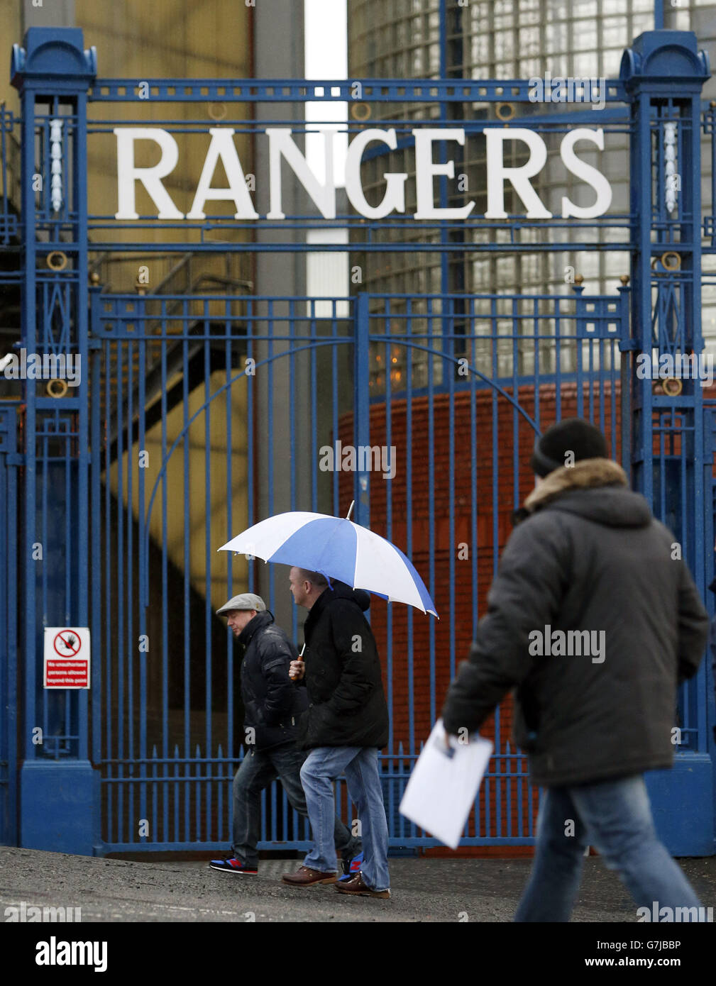 Die Aktionäre kommen vor der Rangers-Hauptversammlung 2014 im Ibrox Stadium in Glasgow an. Stockfoto