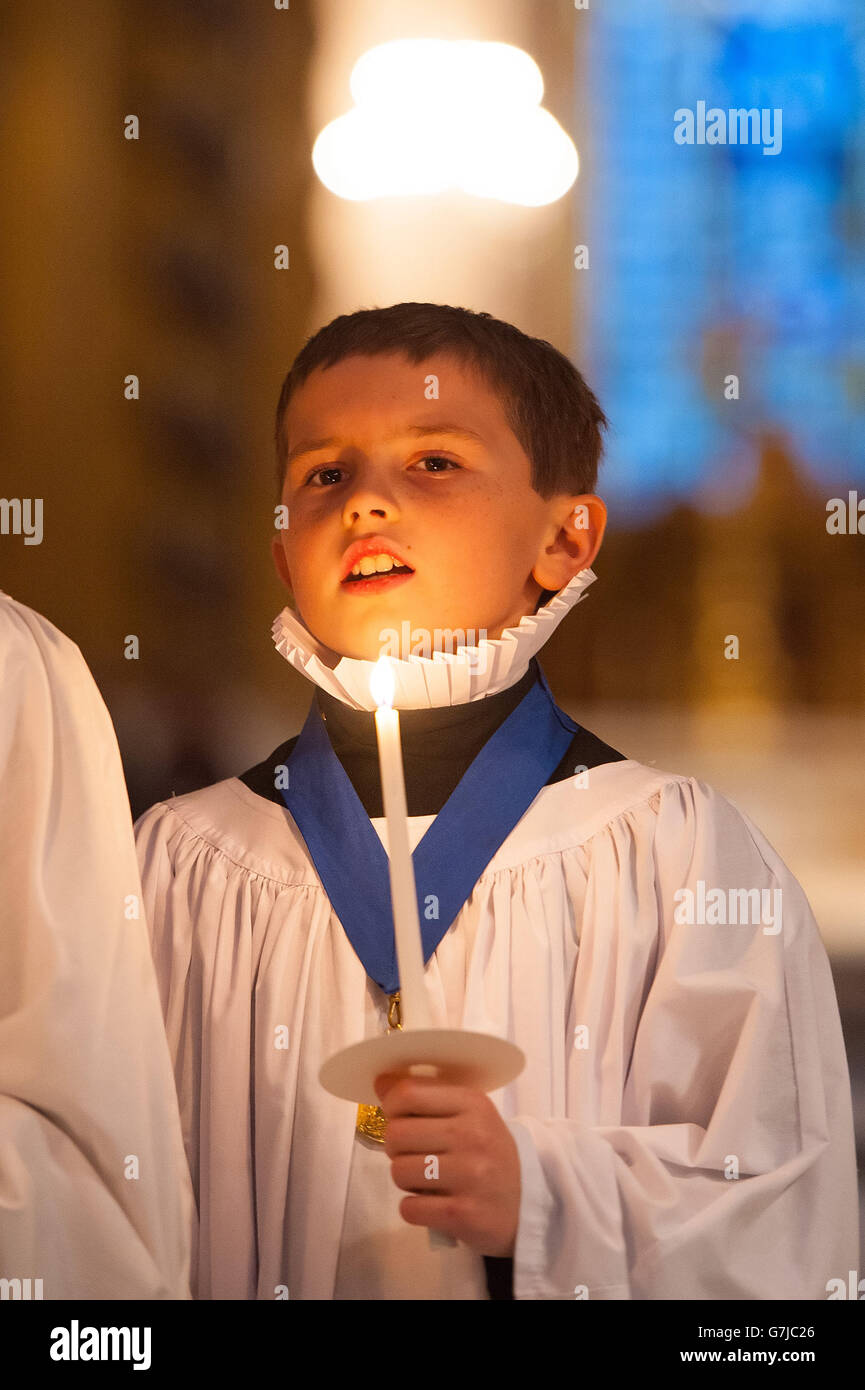 Die Choristen der St. Paul's Cathedral Proben für die Weihnachtszeit in der St. Paul's Cathedral im Zentrum von London. Stockfoto
