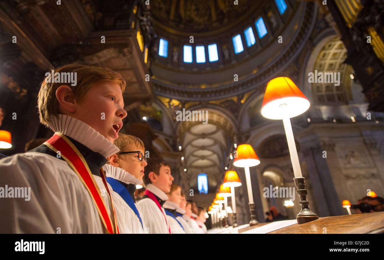 Die Choristen der St. Paul's Cathedral Proben für die Weihnachtszeit in der St. Paul's Cathedral im Zentrum von London. Stockfoto