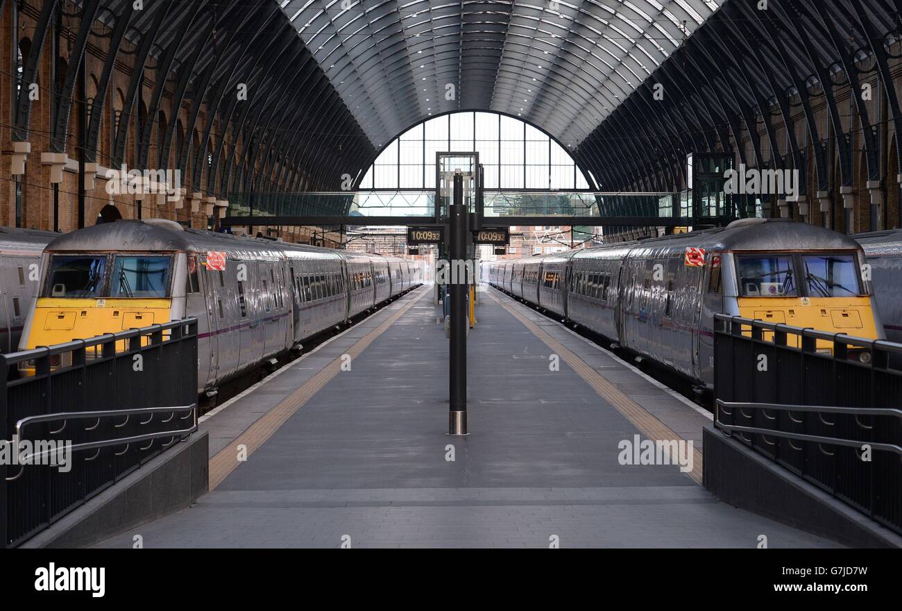 Leere Bahnsteige am King's Cross, London, als Züge in und aus dem Bahnhof wurden wegen überlaufender Network Rail-Ingenieurarbeiten nördlich des Bahnhofs gestrichen, mit einem reduzierten Service morgen. Stockfoto