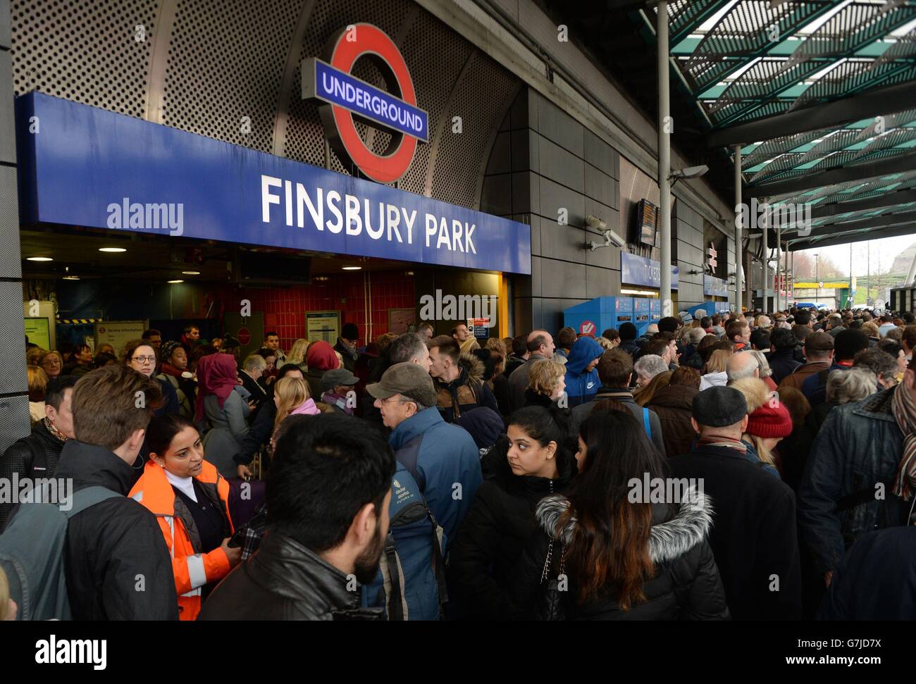Reisende werden aus dem Bahnhof Finsbury Park in London ausgeschlossen, wo sie angewiesen wurden, zu fahren, da Züge in und aus King's Cross wegen überlaufender Network Rail-Ingenieurarbeiten nördlich des Bahnhofs gestrichen wurden, mit einem reduzierten Service morgen. Stockfoto
