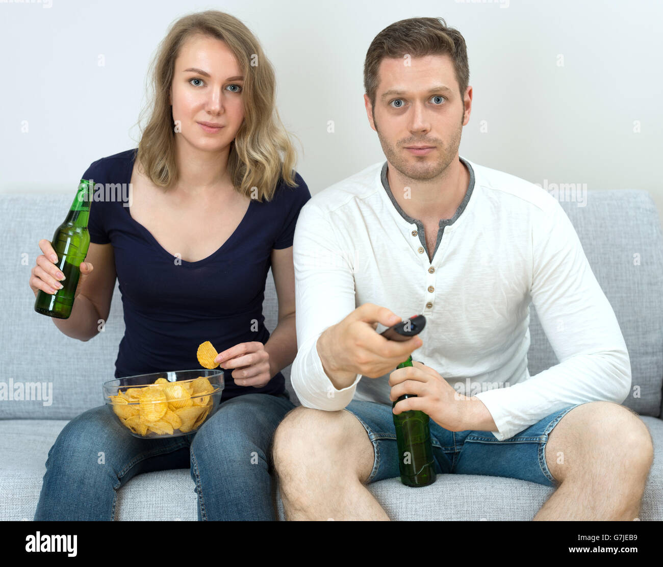 Mann und Frau Sportübertragungen im Fernsehen übereinstimmen. Stockfoto