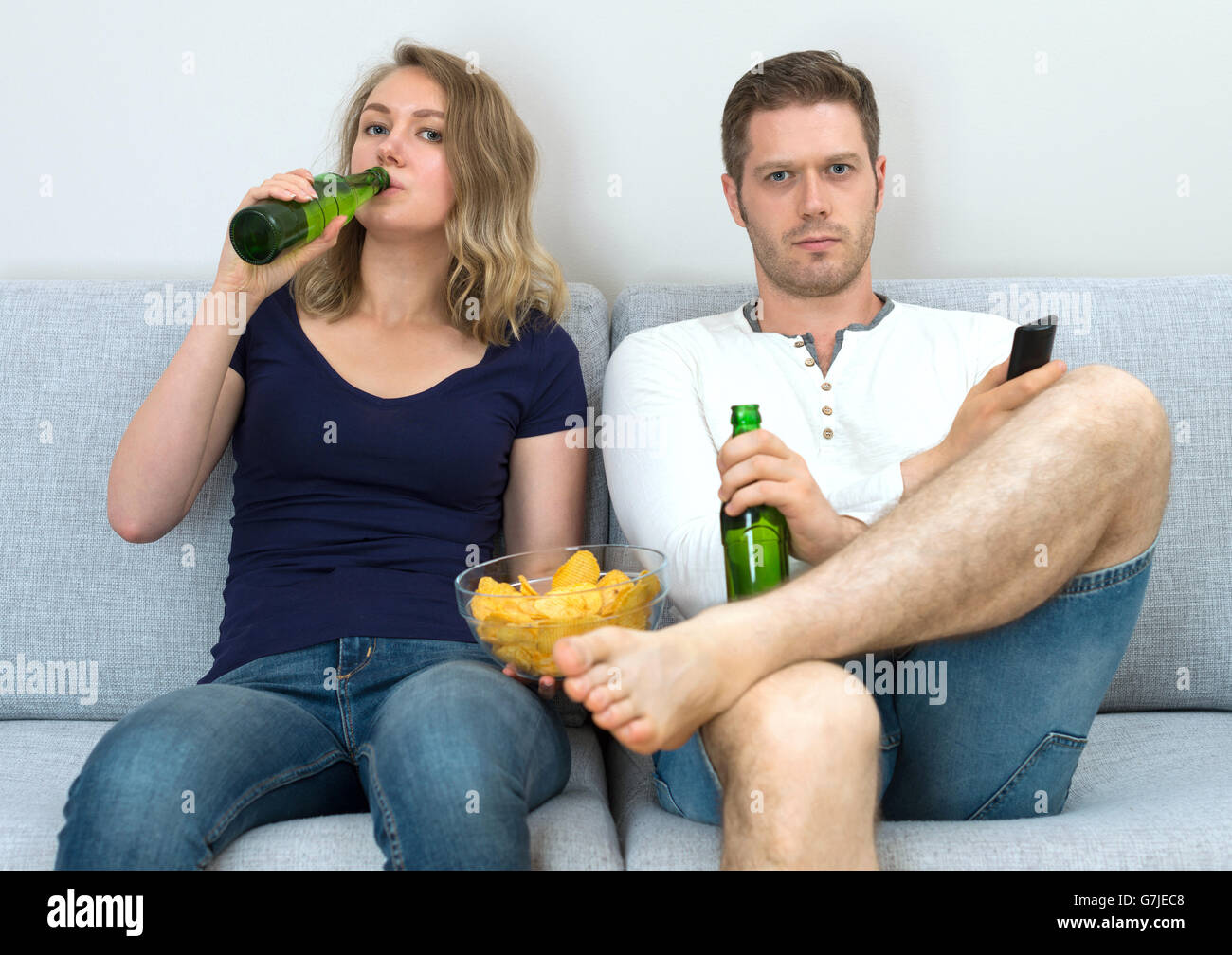 Mann und Frau Sportübertragungen im Fernsehen übereinstimmen. Stockfoto