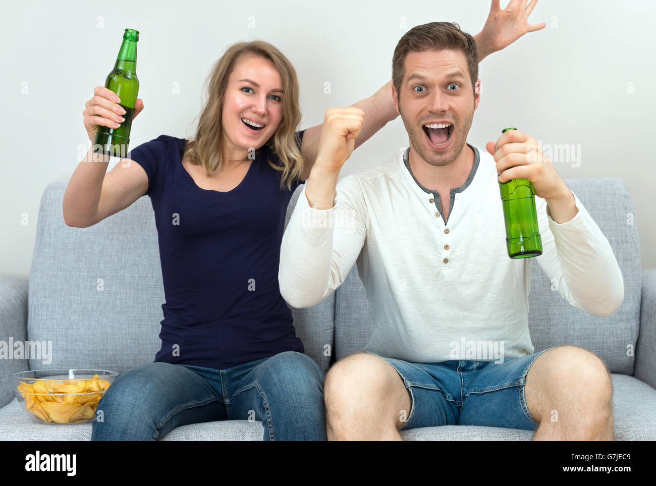 Aufgeregt paar beobachtete Sport-Spiel im Fernsehen. Stockfoto