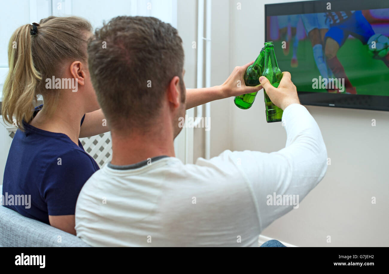 Paar beobachten Fußballspiel im Fernsehen. Stockfoto