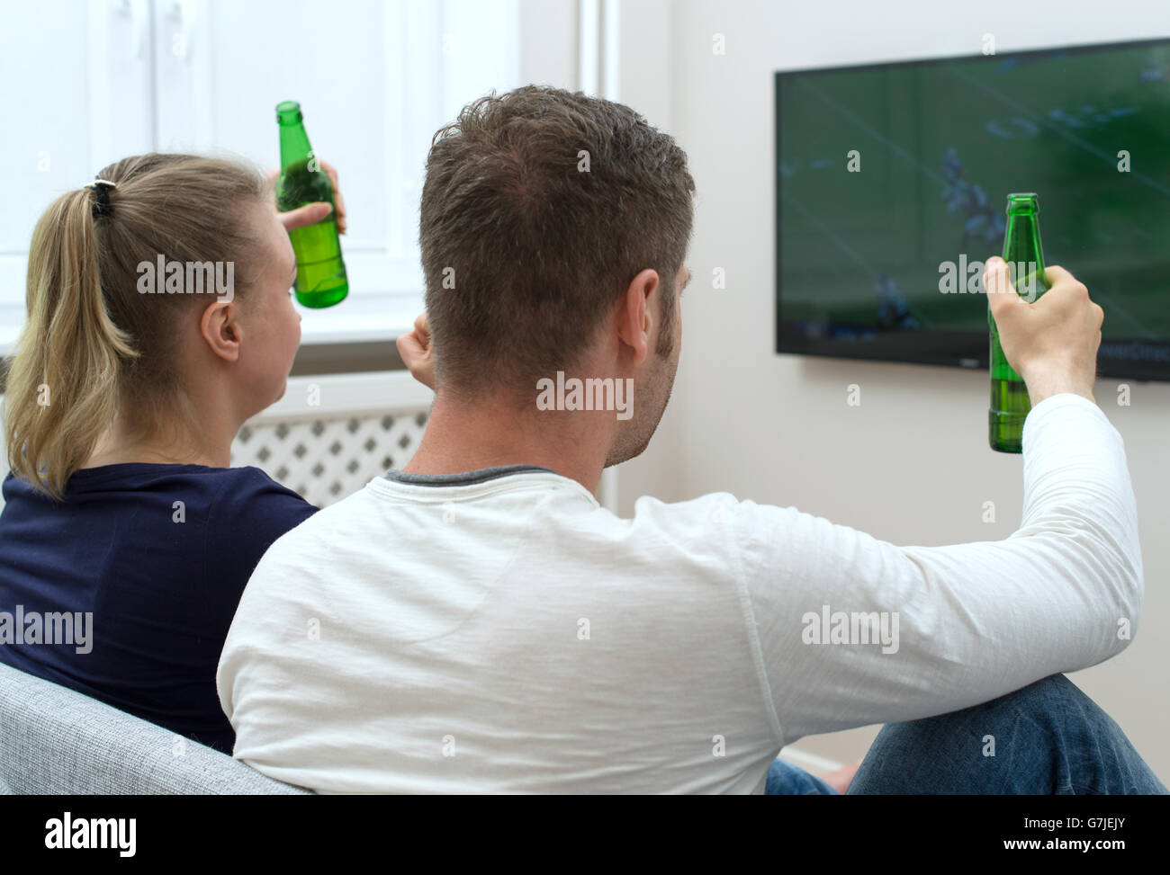 Paar amerikanischen Fußball im Fernsehen gucken. Stockfoto