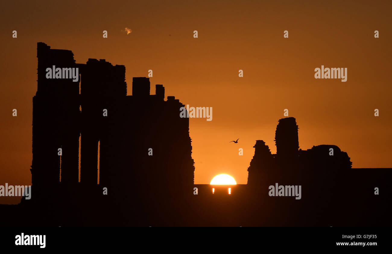 Die Sonne geht zum letzten Mal 2014 über Tynemouth Priory an der Nordostküste auf. Stockfoto
