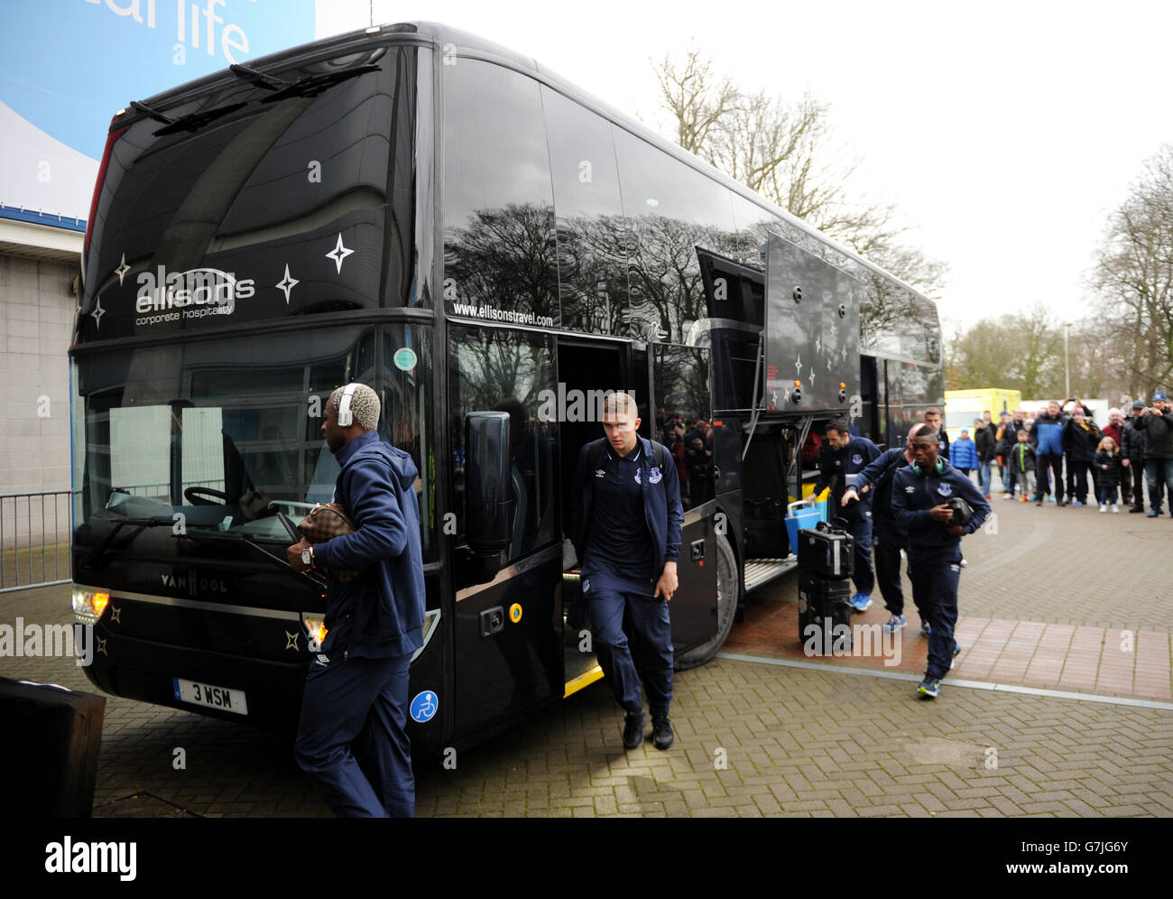 Everton-Spieler steigen aus dem Mannschaftsbus, sobald er ankommt Im KC-Stadion Stockfoto