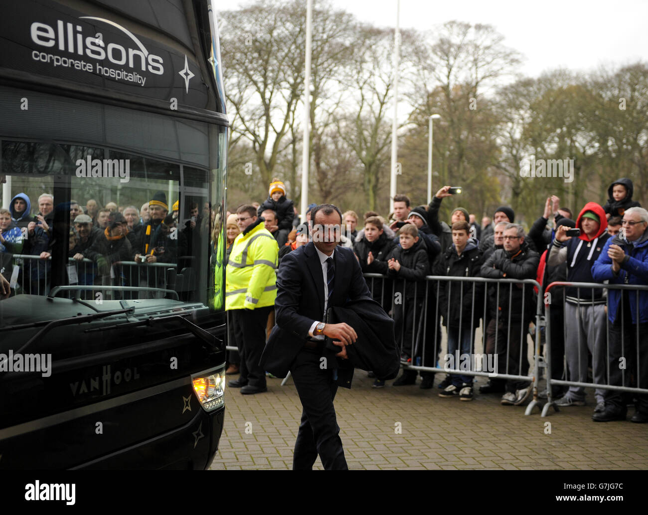 Everton-Manager Roberto Martinez steigt als aus dem Teambus aus Sie kommt am KC-Stadion an Stockfoto