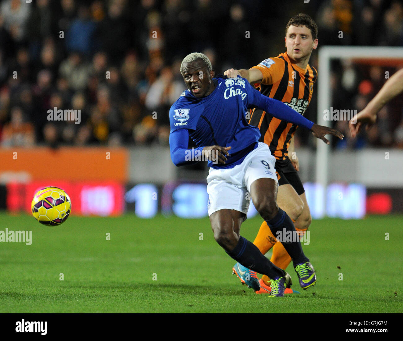 Evertons Arouna Kone und Alex Bruce von Hull City kämpfen um Der Ball Stockfoto