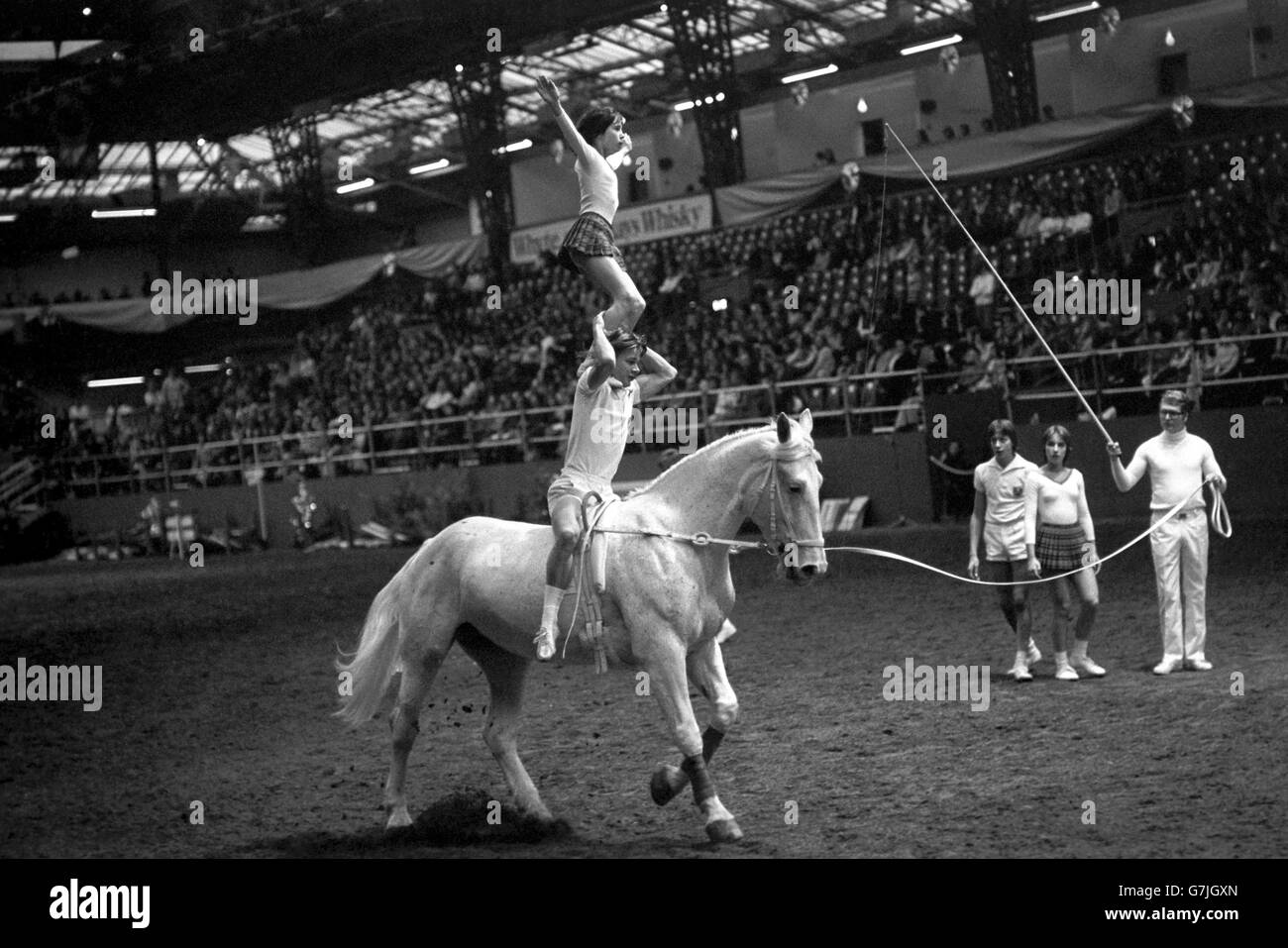 Das Hohenhameln Vaulting Team demonstriert den Sport auf der Londoner Olympia Horse Jumping Show. Stockfoto