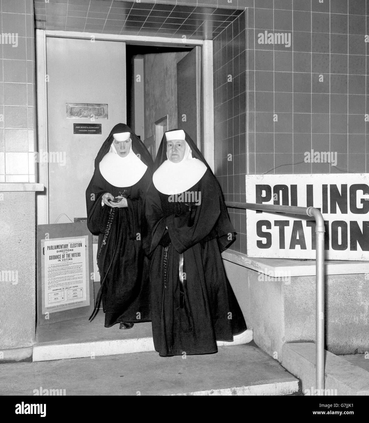 Nonnen des Klosters Ursuline verlassen ein Wimbledon-Wahllokal, nachdem sie bei den Parlamentswahlen ihre Stimmen abgegeben haben. Stockfoto