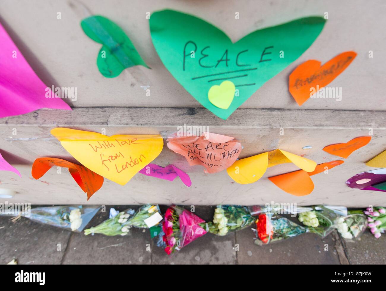 Ehrungen an die Opfer des Terroranschlags auf das französische Satiremagazin Charlie Hebdo vor der französischen Botschaft in Knightsbridge, London. Stockfoto