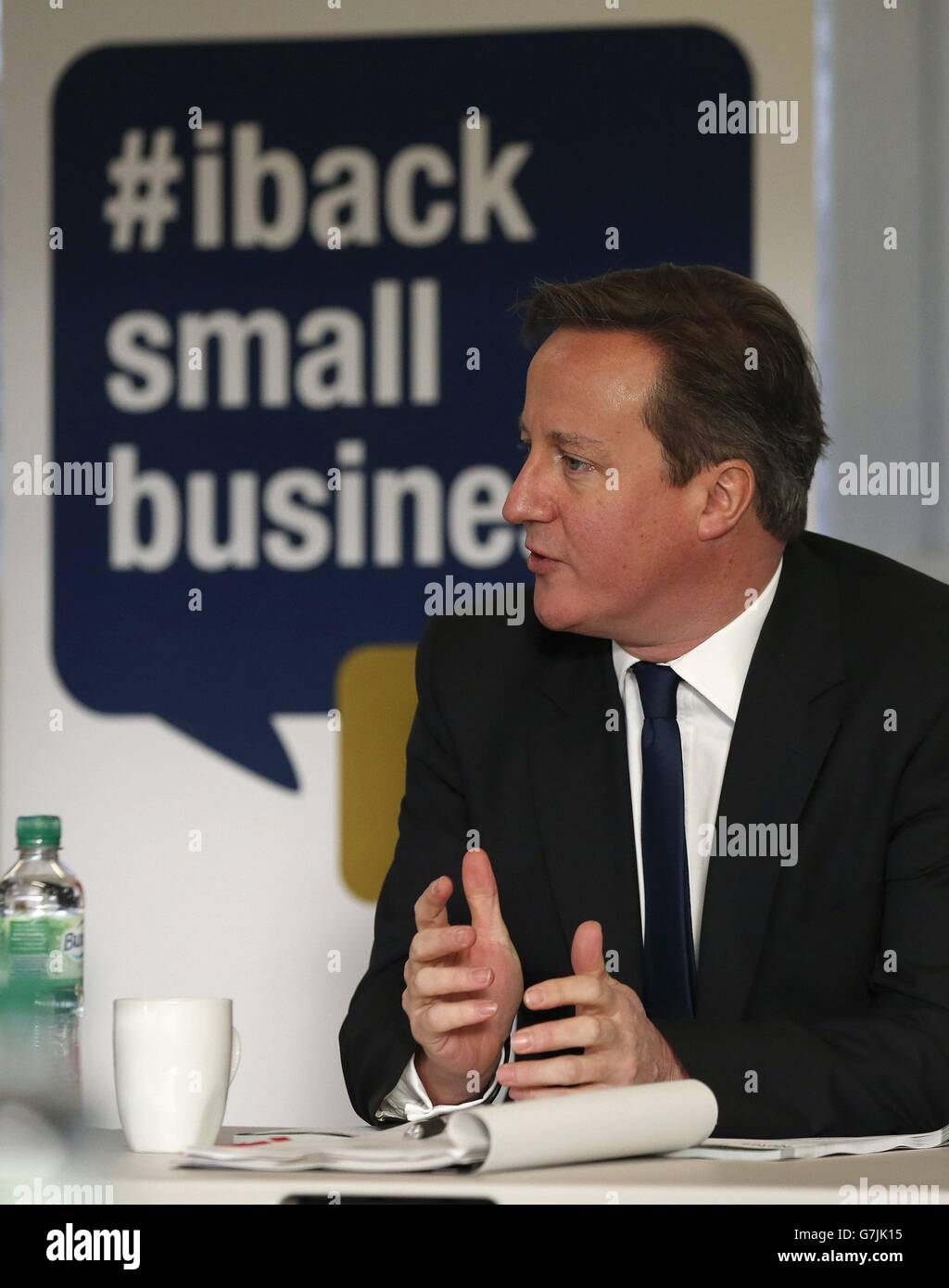 Premierminister David Cameron bei einem Treffen mit lokalen Kleinunternehmern in Stockport. Stockfoto