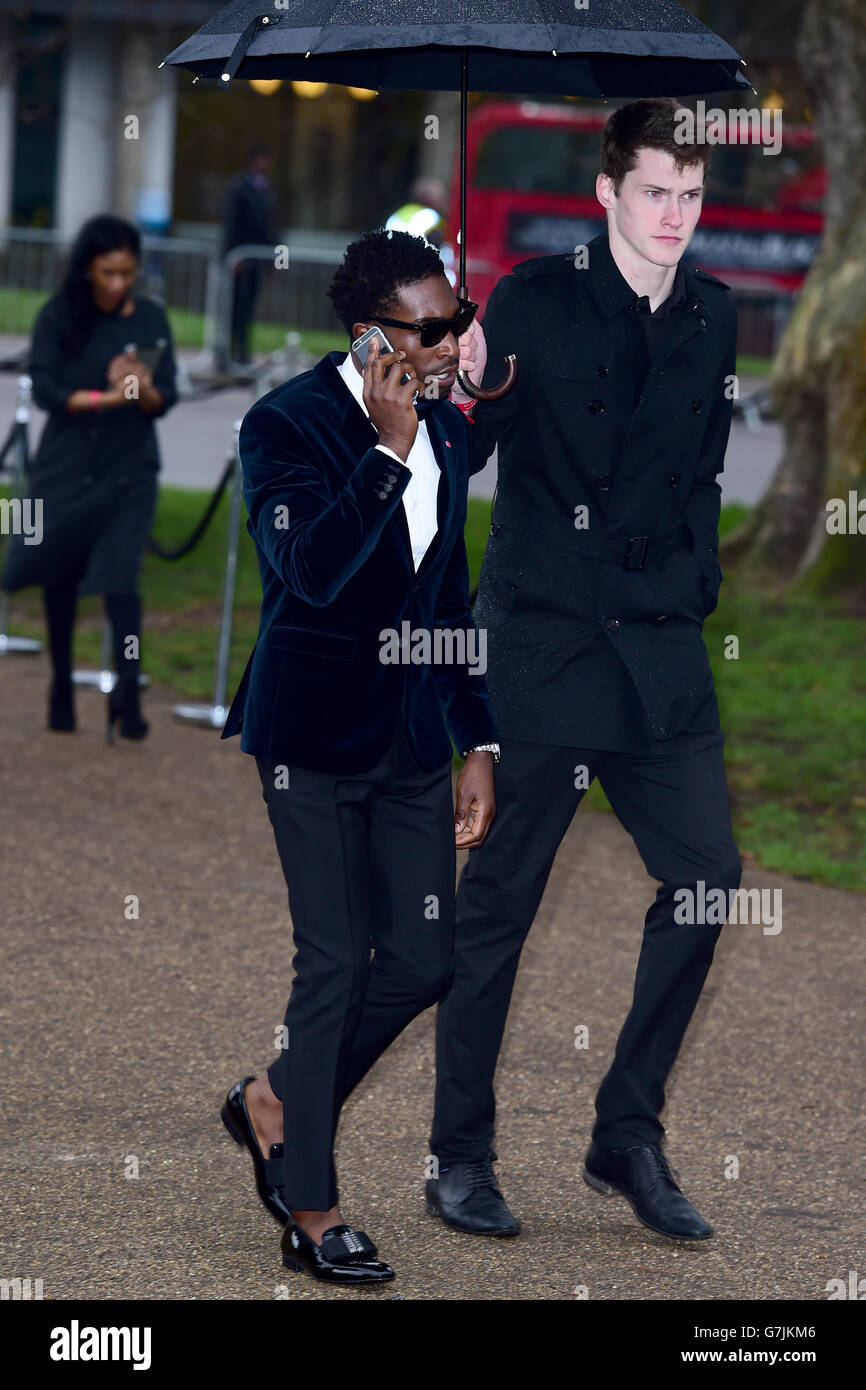 Tinie Tapah kommt zur Burberry Prorsum Show, Teil der British Fashion Council London Collections: Men Herbst/Winter 15, in Kensington Gardens, London. DRÜCKEN Sie VERBANDSFOTO. Bilddatum: 12/01/2015. Siehe PA Story CONSUMER Fashion. Bildnachweis sollte lauten: Ian West/PA Wire Stockfoto