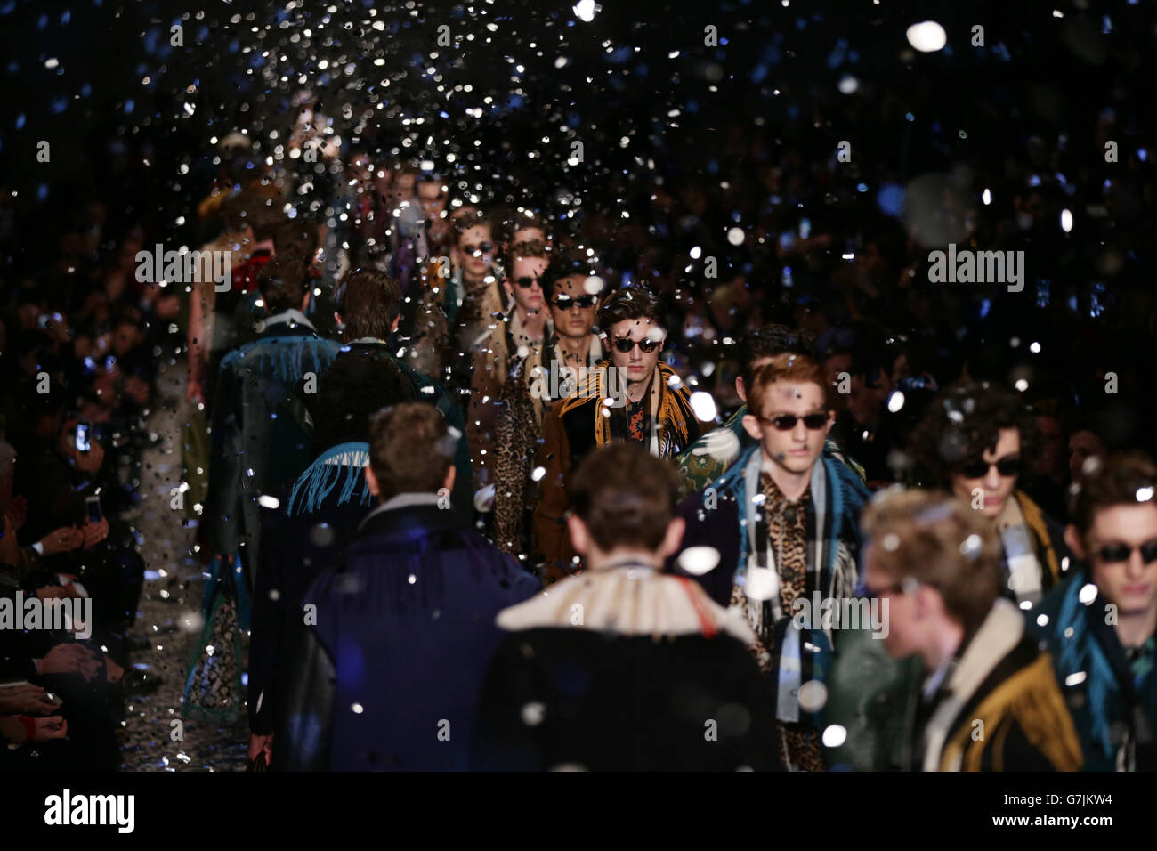 Models auf dem Laufsteg während der Burberry Prorsum (Men's) Show, Teil der British Fashion Council London Collections: Men Herbst/Winter 15, in Kensington Gardens, London. Stockfoto