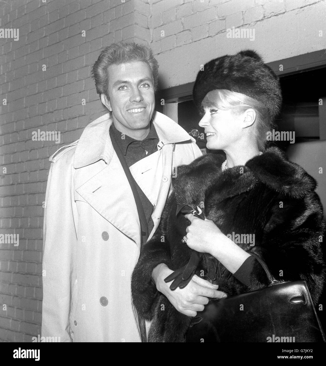 Eine in Pelz gekleidete Anita Ekberg, die mit ihrem Mann, dem amerikanischen Schauspieler Rik Van Nutter, am Bahnhof Victoria in London bei der Ankunft von Paris mit der Nachtfähre abgebildet wurde. Die in Schweden geborene Schauspielerin besucht Großbritannien, um in MGM's 'The A.B.C. zu sehen Mordes', mit Tony Randall und Robert Morley. Stockfoto