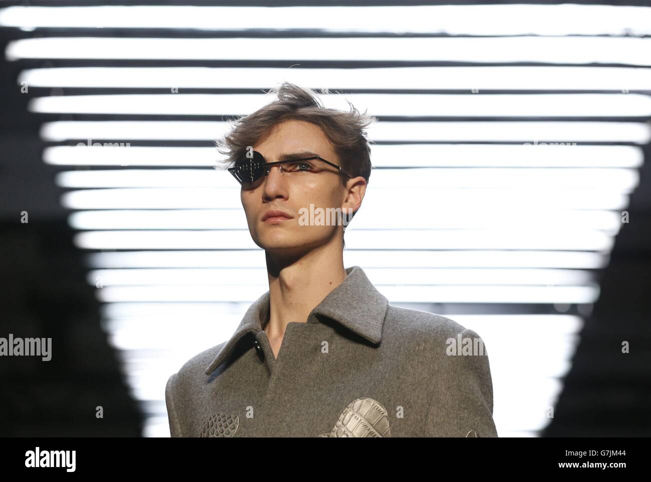 Ein Model auf dem Laufsteg während der Xander Zhou Show, die Teil der British Fashion Council London Collections: Men Herbst/Winter 15 ist und im Old Sorting Office stattfand. Stockfoto