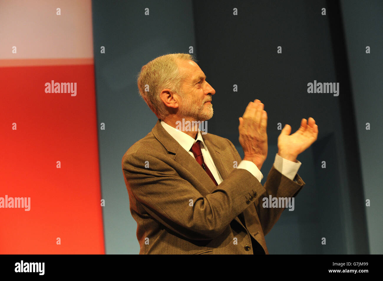 Jeremy Corbyn MP neu gewählten Führer der labour Party, die Delegierten in Reaktion auf seine erste Rede als Führer Anerkennung. Stockfoto
