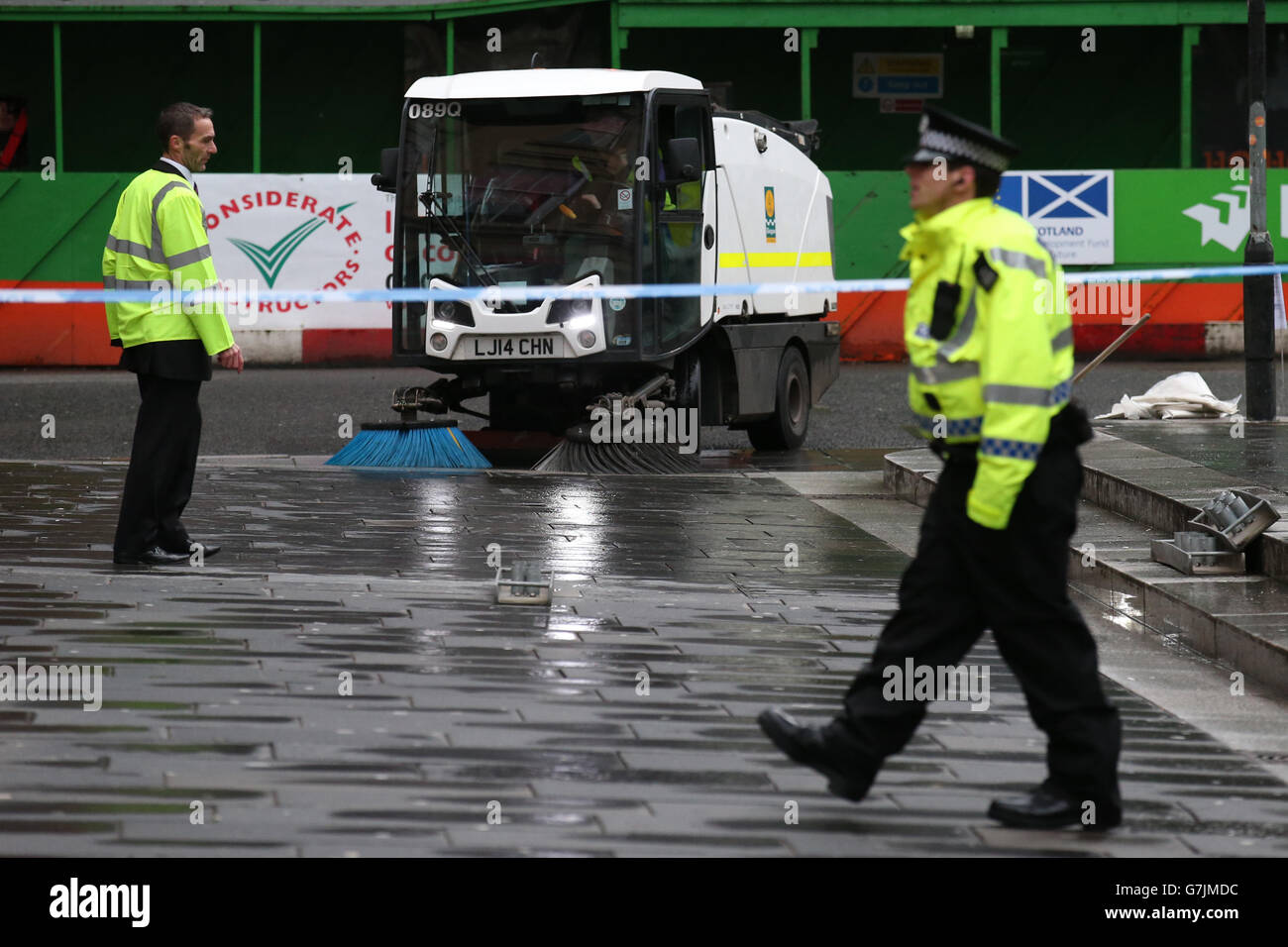 Arbeiter des Stadtrats von Glasgow und ein Straßenkehrer säubern die Queen Street in der Nähe des gestrigen Müllwagenabsturzes in Glasgow. Stockfoto