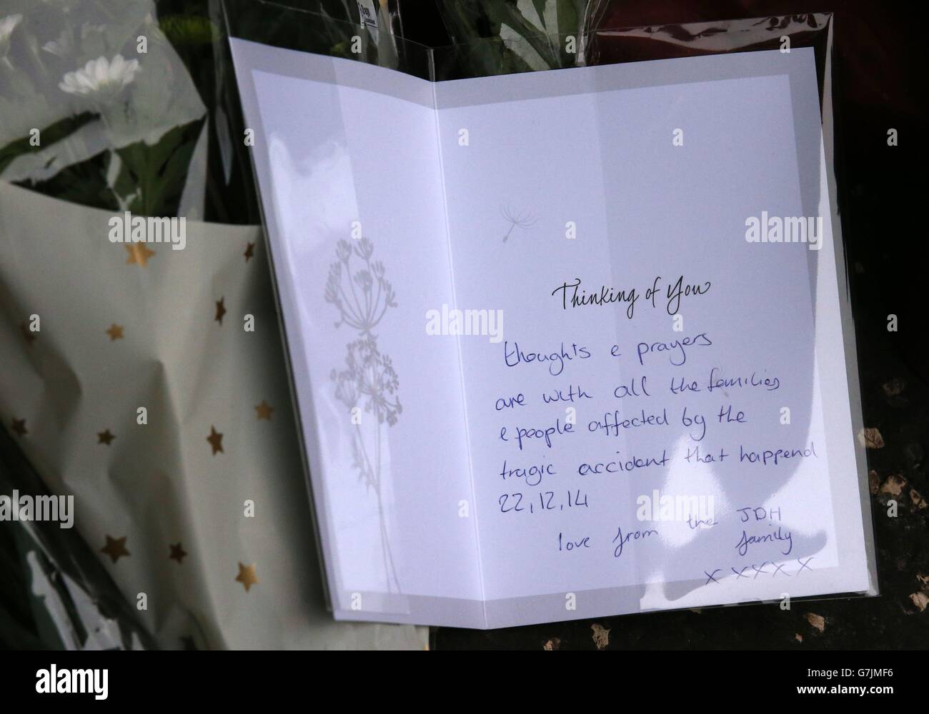 Eine Notiz ist neben Blumen an einem Straßenblock auf der Queen Street, in der Nähe der Szene von gestern bin LKW Absturz in Glasgow. Stockfoto