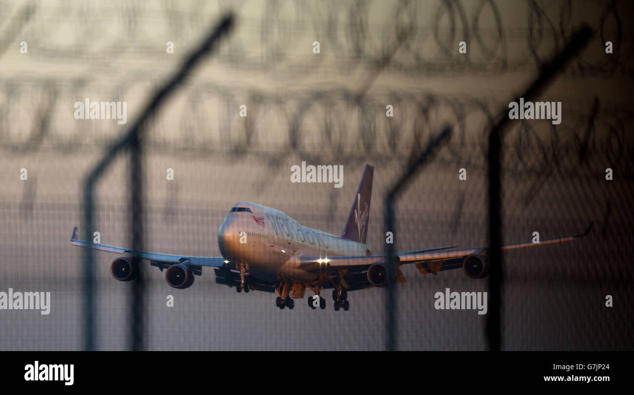 Problem mit dem Virgin-Flugzeug. Der Jumbo-Jet Virgin Atlantic landet am Flughafen Gatwick, nachdem er eine Landegetriebestörung entwickelt hatte. Stockfoto