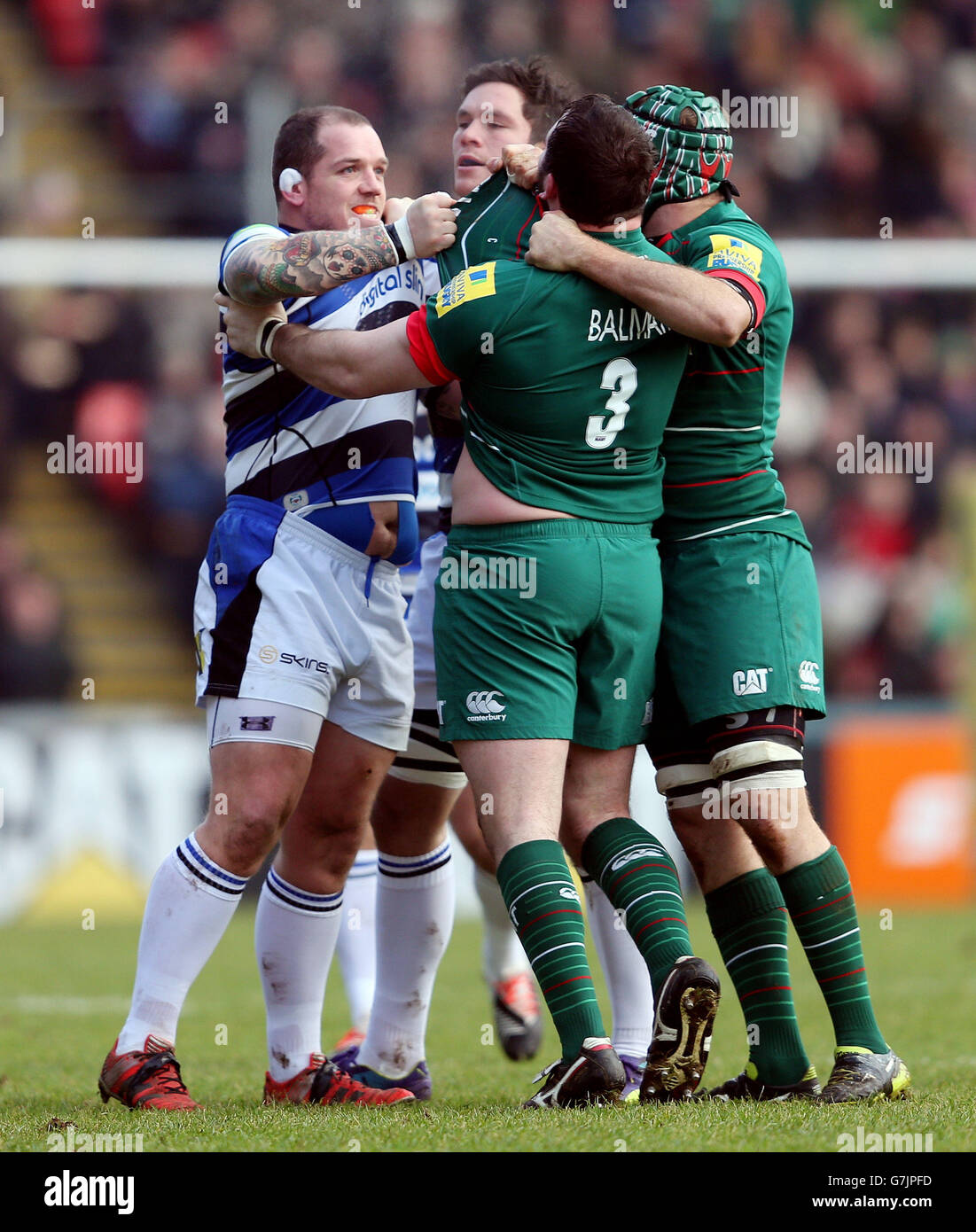 Ein Duell zwischen Baths Paul Jones und Leicester Tigers Fraser Balmain während des Aviva Premiership-Spiels in der Welford Road, Leicester. Stockfoto