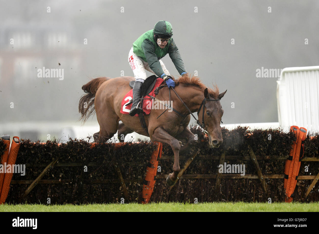 Klassische Kunst mit Jockey Tom Scudamore springt die letzte während der 32Red im App Store Jugendhürde während des 32Red Day auf der Sandown Park Racecourse, Surrey Stockfoto