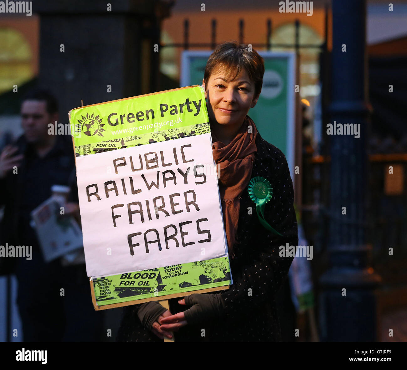 Caroline Lucas, Abgeordnete der Grünen Partei, schließt sich den Fahrgästen am Bahnhof Brighton an, um die Rückgabe der britischen Eisenbahn in öffentliche Hände vor der zweiten Lesung ihres Eisenbahngesetzes zu fordern, die am 9. Januar im Parlament ansteht. Stockfoto