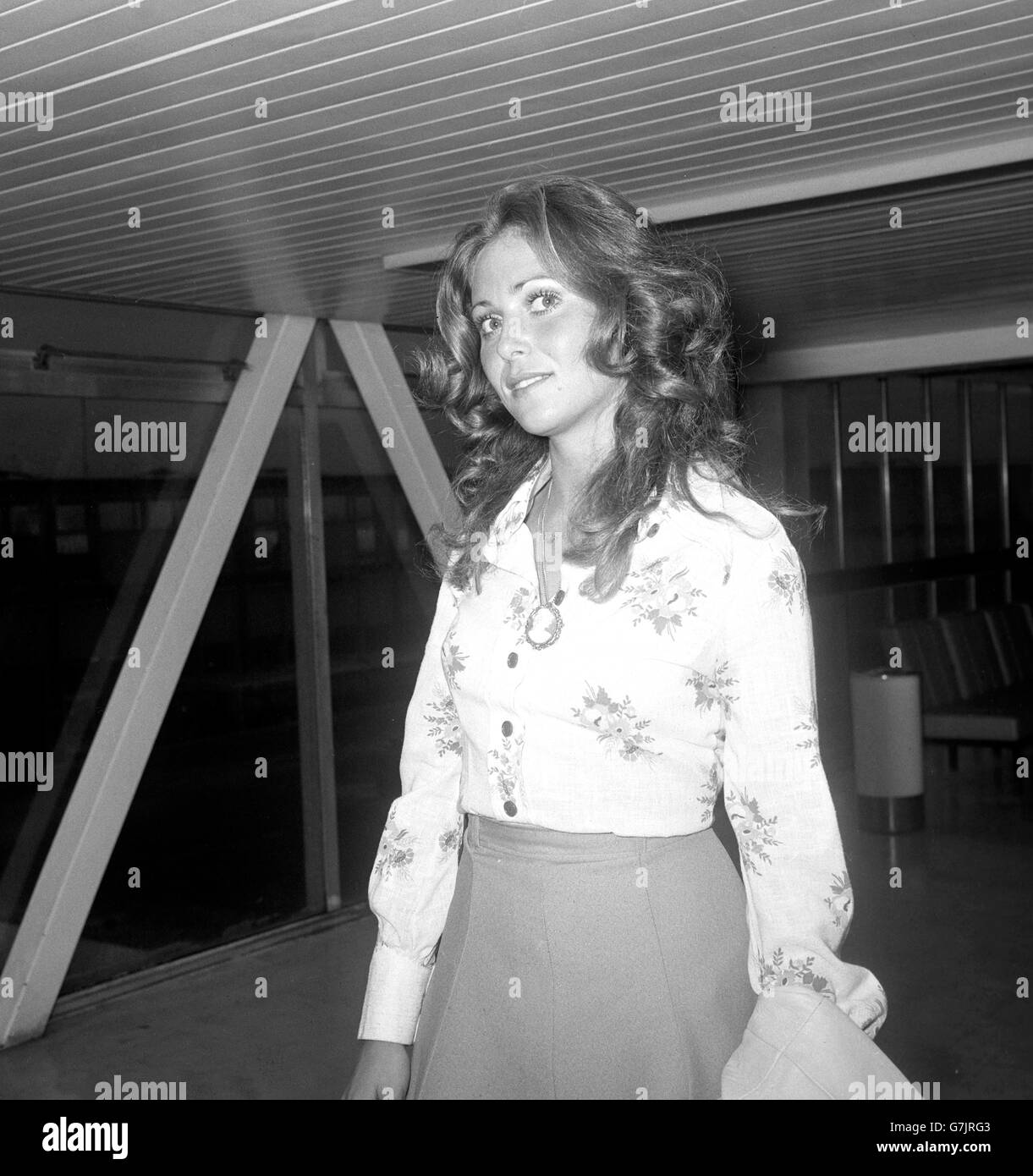 Miss World 1974 - Flughafen Heathrow, London. Miss Israel Lea Konan, 22, kommt zum Miss World-Wettbewerb am Flughafen Heathrow an. Stockfoto