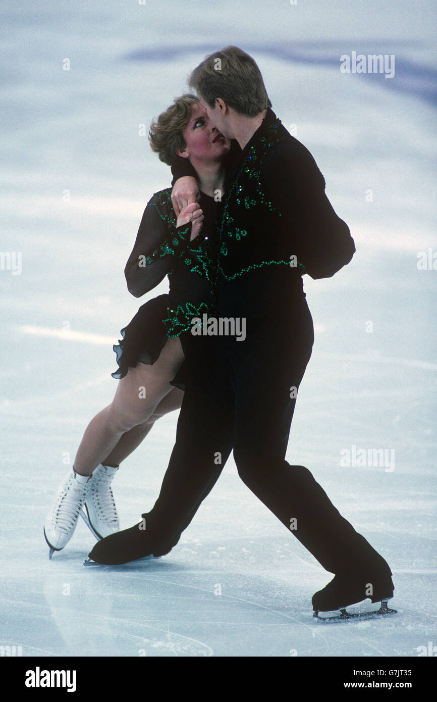 Jayne Torvill und Christopher Dean führen ihre Samba-Routine im Hamar Olympic Amphitheatre. Stockfoto