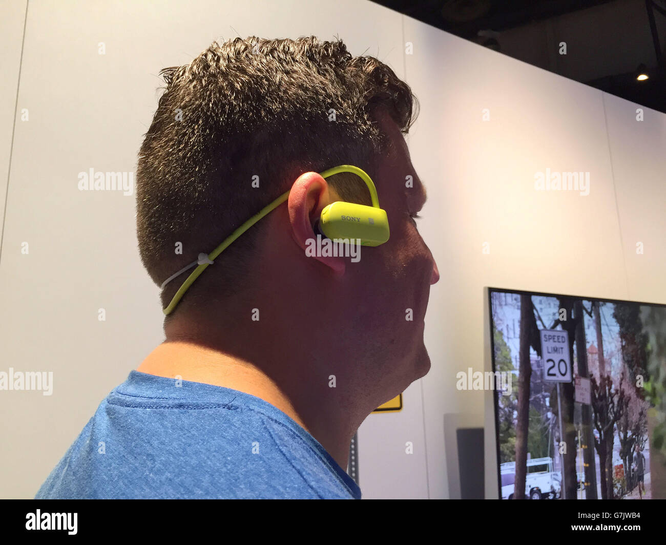 Ein Mann probiert das Sony B Trainer Headset aus, das die Musik, die Sie hören, je nachdem, welche Art von Übung Sie machen und wie intensiv sie auf der Consumer Electronics Show (CES) in Las Vegas ist, verändert. Stockfoto
