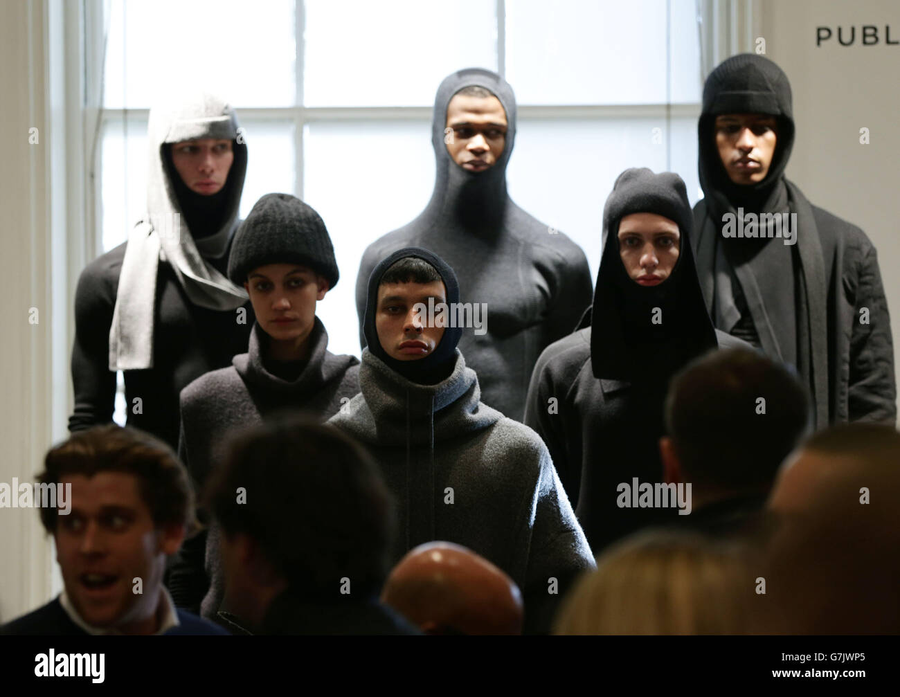Models, die Outfits des Modelabels Public School tragen, posieren, bevor die Designer das International Woolmark Prize Menswear Final im Somerset House im Zentrum Londons während der London Collections: Men des British Fashion Council gewonnen haben. Stockfoto