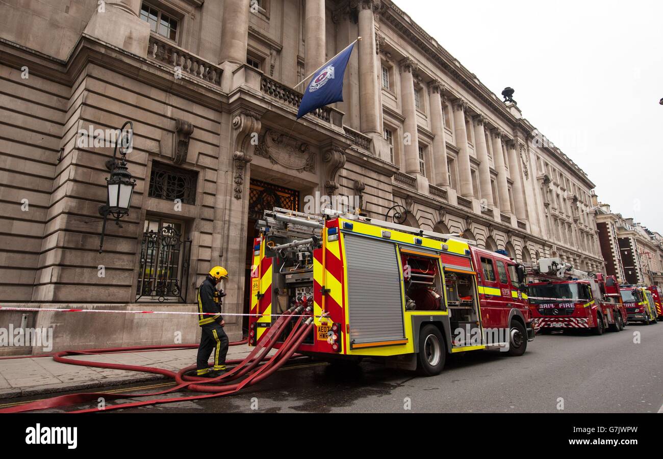 Feuerwehrleute besuchen die Szene im Royal Automobile Club in der Pall Mall im Zentrum von London, wo zweihundert Menschen evakuiert wurden, nachdem ein Feuer in einer Sauna ausbrach. Stockfoto