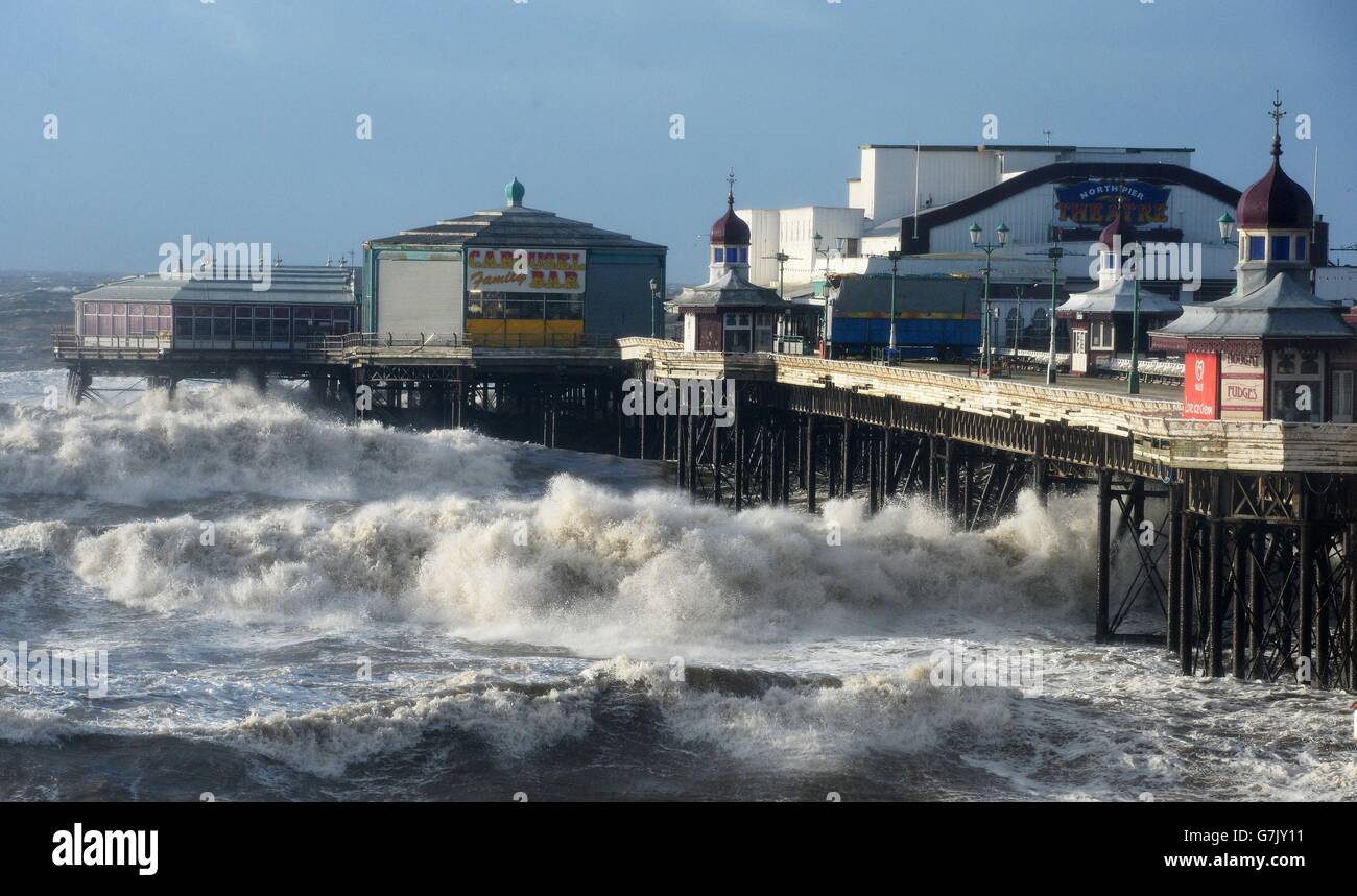 Stürmische Meere um den North Pier in Blackpool, da starke Winde einen weiteren Tag der Unterbrechung der britischen Verkehrsnetze verursacht haben, da über einen Großteil des Wochenendes Warnungen vor heftigen Böen, Schnee und Eis bestehen bleiben. Stockfoto