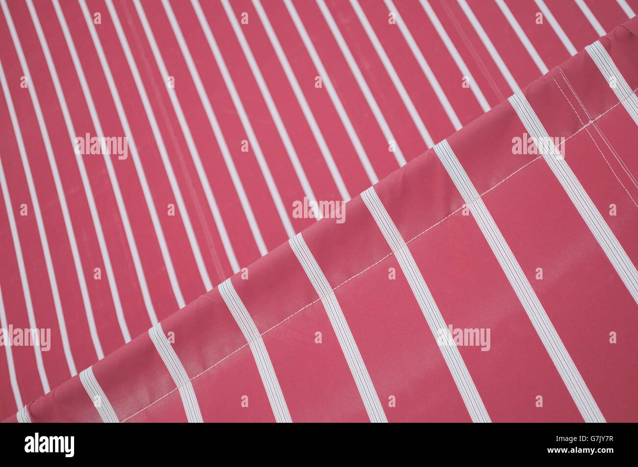 Roter Sonnenschirm mit weißen Streifen abstrakte Closeup Stockfoto