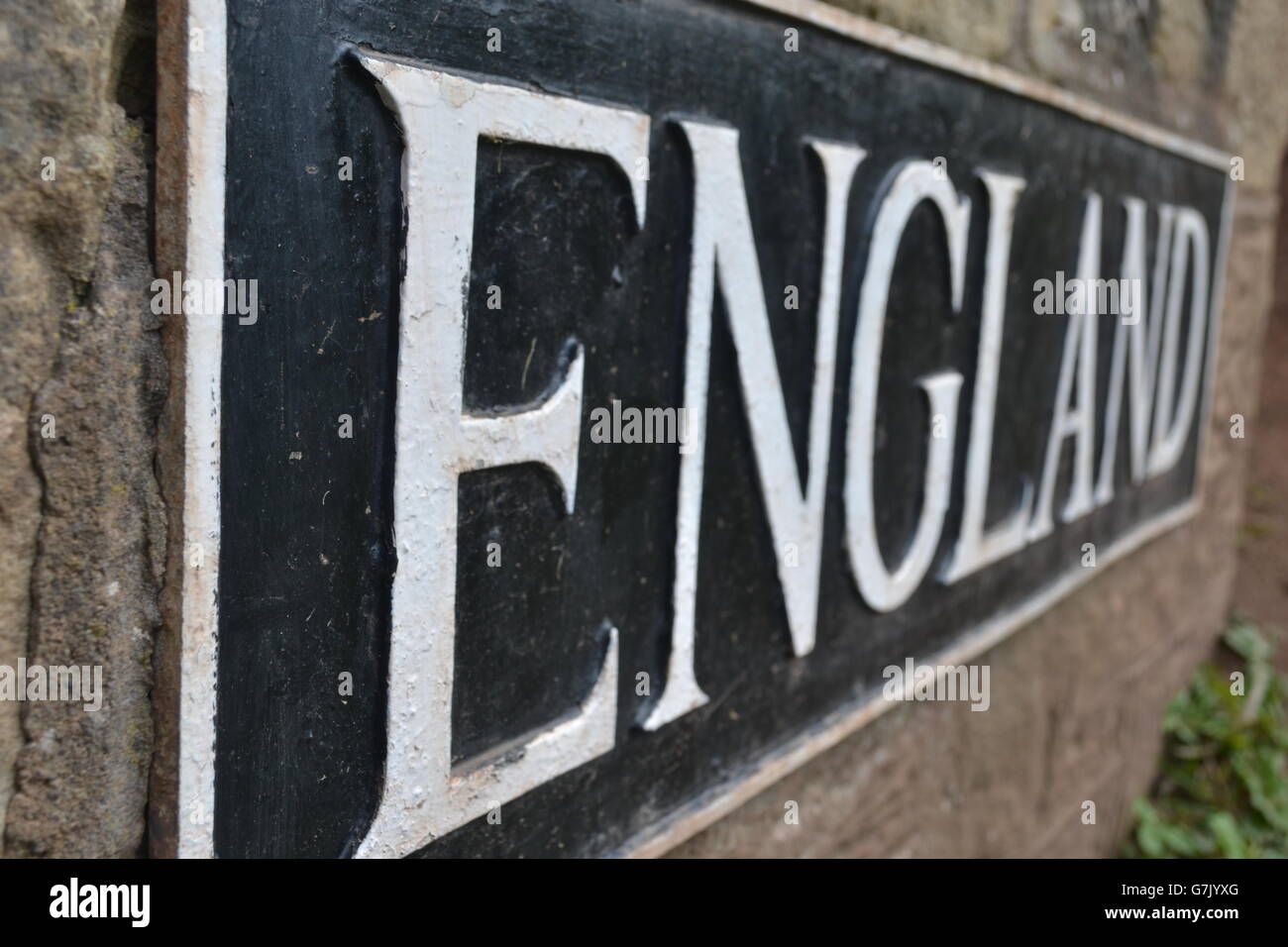 schwarzen & weiße England Zeichen auf ein Land Plaque Großbuchstaben abstrakte Wandtafel Stockfoto