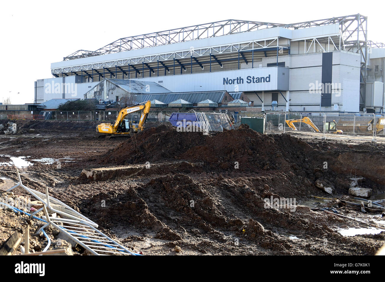 Ein allgemeiner Blick über die geplante neue Stadionentwicklungsanlage Zu Archway Sheet Metal Works und The North stehen bei White Hart Lane Stockfoto