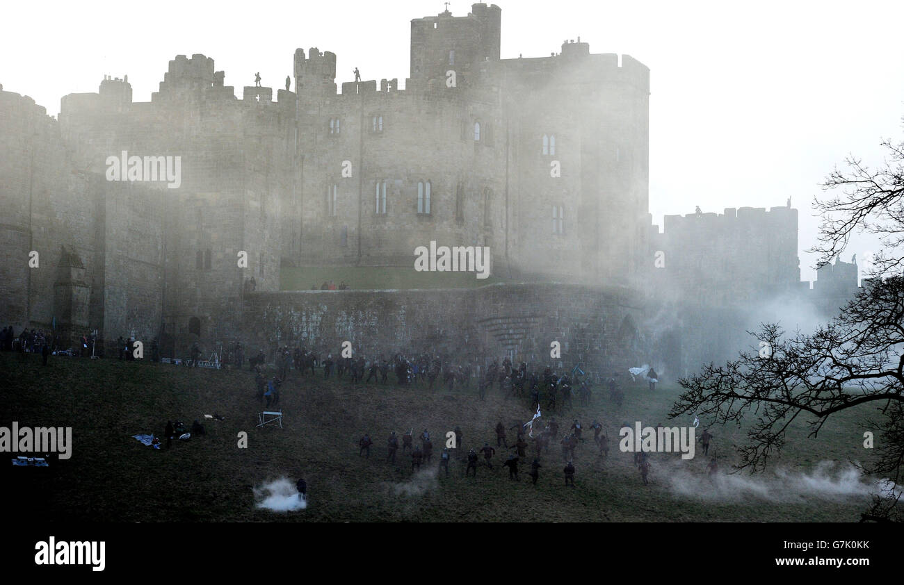 Dreharbeiten für The Hollow Crown: The Wars of the Roses, eine zweite von drei Adaptionen von Shakespeares Geschichtsstücken, finden im Alnwick Castle in Northumberland statt. Stockfoto