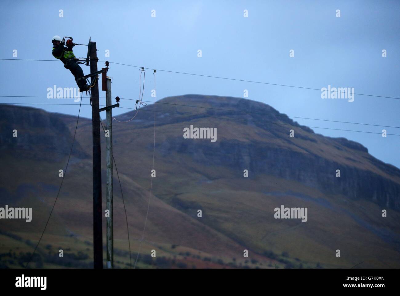 ESB-Arbeiter Shane McGowan arbeitet an einem Telegrafenmast im Gebiet von Drumcliffe, Co. Sligo. Stockfoto