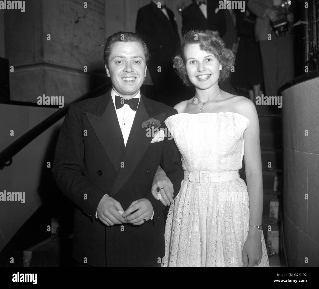 Die britischen Filmstars Richard Attenborough und seine Frau Sheila SIM posieren für die Kamera, während sie im Theatre Royal, Drury Lane, London, die Arme miteinander verbunden haben. Sie besuchten die erste Nacht des amerikanischen Bühnenmusicals 'Carousel'. Stockfoto