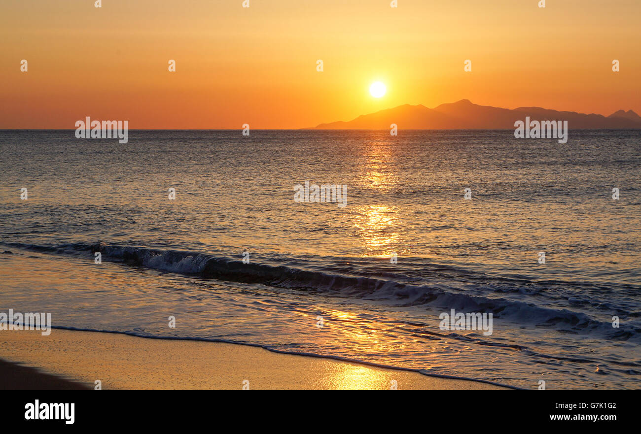 Sonnenuntergang am Meer auf der Insel Santorin in Griechenland Stockfoto