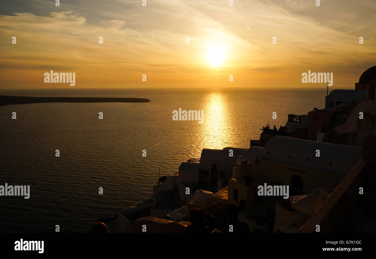 Romantisch am Meer Sonnenuntergang mit Santorini Insel Silhouette in Griechenland Stockfoto