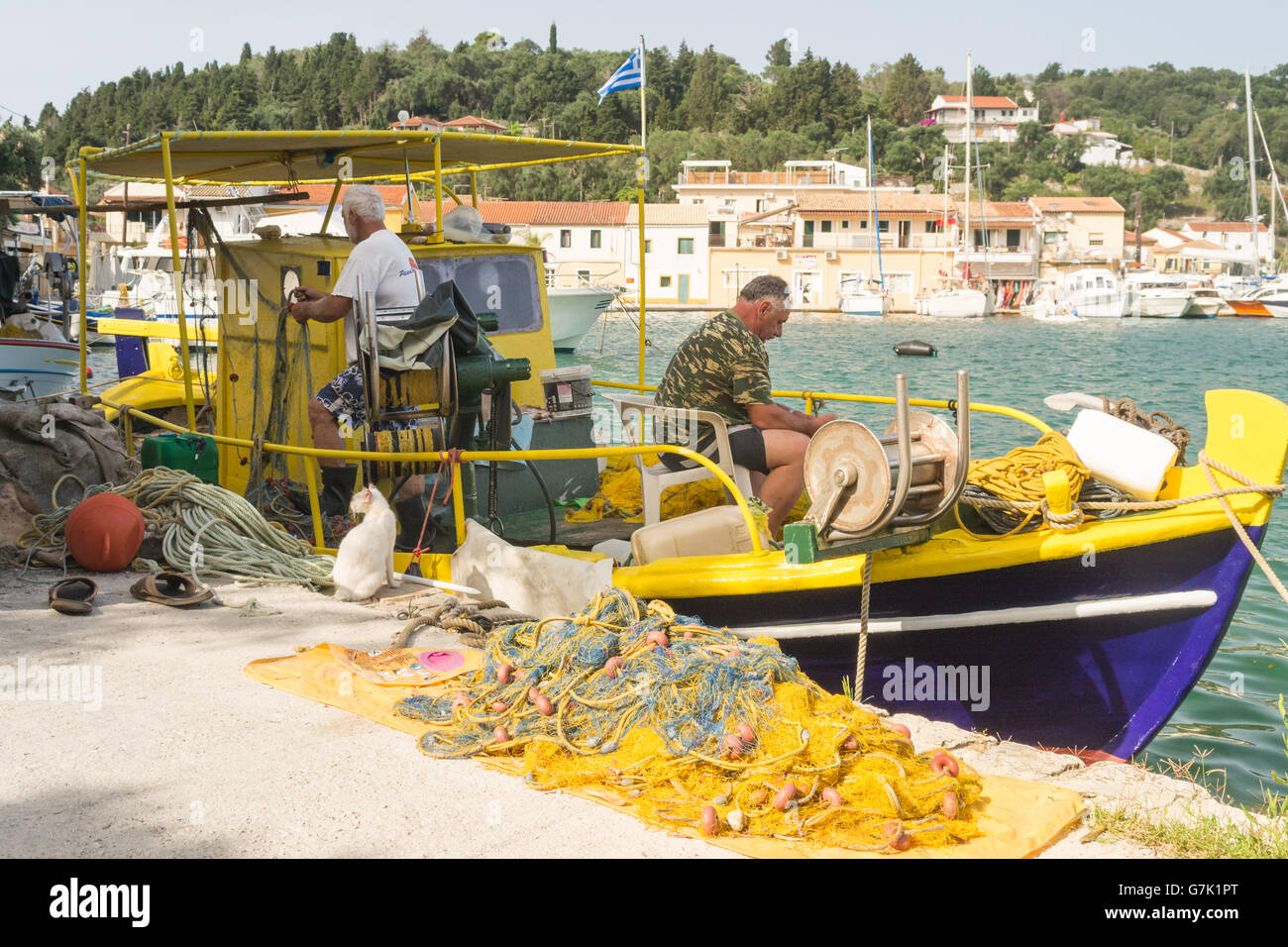 Fischer arbeitet an traditionellen griechischen Fischerboot in Lakka, greifen ein Fischerdorf und Urlaub auf der Ionischen Insel Paxos Stockfoto